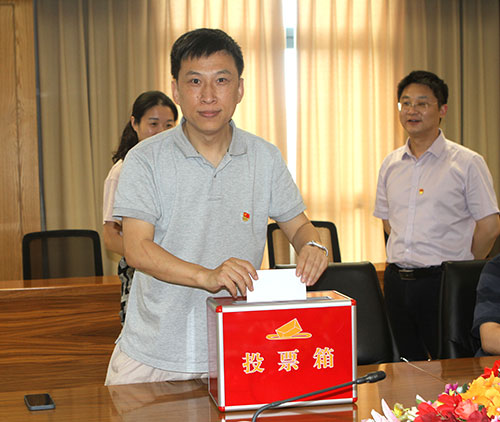 【匯聚青年力量 奮進(jìn)時(shí)代征程】創(chuàng)力集團(tuán)黨支部召開(kāi)專(zhuān)題黨課暨預(yù)備黨員轉(zhuǎn)正黨員大會(huì)(圖5) 【匯聚青年力量 奮進(jìn)時(shí)代征程】創(chuàng)力集團(tuán)黨支部召開(kāi)專(zhuān)題黨課暨預(yù)備黨員轉(zhuǎn)正黨員大會(huì)(圖5)