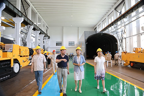 夏日送清涼 | 青浦區(qū)總工會(huì)領(lǐng)導(dǎo)赴上海創(chuàng)力集團(tuán)開(kāi)展高溫慰問(wèn)活動(dòng)(圖2) 夏日送清涼 | 青浦區(qū)總工會(huì)領(lǐng)導(dǎo)赴上海創(chuàng)力集團(tuán)開(kāi)展高溫慰問(wèn)活動(dòng)(圖2)