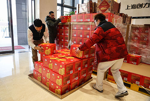  共度美好新春！上海創(chuàng)力集團(tuán)為全體員工發(fā)放年貨大禮包(圖2)