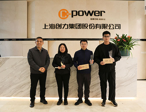 頒獎(jiǎng)眾星捧月.jpg 躍動(dòng)創(chuàng)力 智勝未來(lái) | 創(chuàng)力集團(tuán)2025年主題運(yùn)動(dòng)會(huì)圓滿落幕(圖35)