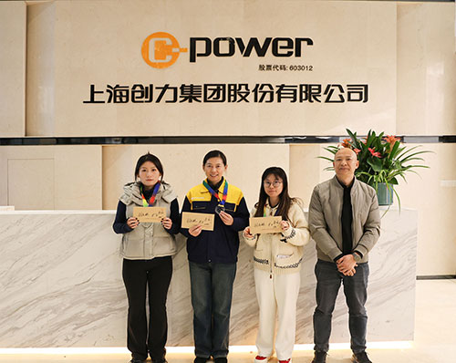 頒獎(jiǎng)羽毛球女.jpg 躍動(dòng)創(chuàng)力 智勝未來(lái) | 創(chuàng)力集團(tuán)2025年主題運(yùn)動(dòng)會(huì)圓滿落幕(圖34)