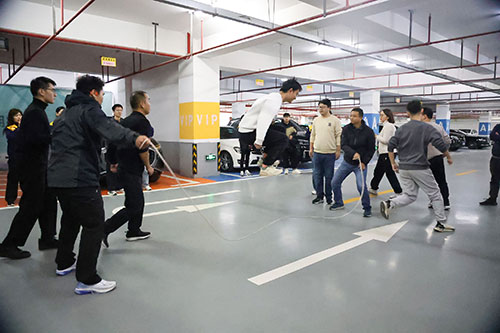 跳長(zhǎng)繩2.jpg 躍動(dòng)創(chuàng)力 智勝未來(lái) | 創(chuàng)力集團(tuán)2025年主題運(yùn)動(dòng)會(huì)圓滿落幕(圖11)