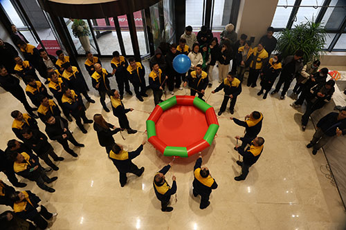 眾星捧月3.jpg 躍動(dòng)創(chuàng)力 智勝未來(lái) | 創(chuàng)力集團(tuán)2025年主題運(yùn)動(dòng)會(huì)圓滿落幕(圖16)