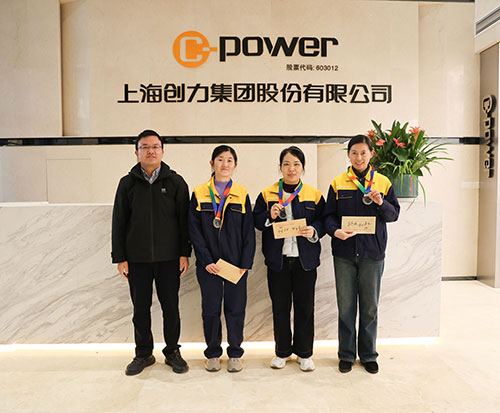 頒獎(jiǎng)乒乓球女.jpg 躍動(dòng)創(chuàng)力 智勝未來(lái) | 創(chuàng)力集團(tuán)2025年主題運(yùn)動(dòng)會(huì)圓滿落幕(圖31)